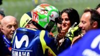 Pebalap Movistar Yamaha, Valentino Rossi ,dan sang kekasih Francesca Sofia Novello usai balapan MotoGP Italia di Sirkuit Mugello, Minggu (2/6/2018). [AFP/Tiziana Fabi]