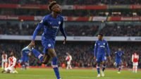 Penyerang Chelsea, Tammy Abraham melakukan selebrasi usai mencetak gol ke gawang Arsenal dalam laga Liga Inggris 2019/2020 di Emirates Stadium, London, Minggu (29/12/2019) malam WIB. [Ian KINGTON / IKIMAGES / AFP]