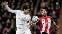 Bek Real Madrid Sergio Ramos berebut bola dengan pemain Athletic Bilbao, laga ini berakhir imbang 0-0. (Foto: AFP)