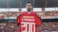 Penyerang Persija Jakarta Bambang Pamungkas menunjukkan seragam yang memperlihatkan catatan 200 golnya bersama Persija. (Ist)