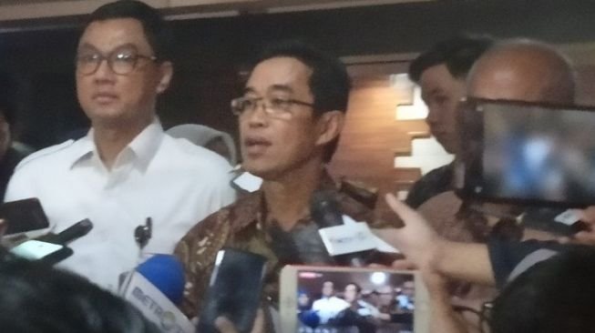 Direktur Utama PLN Zulkifli Zaini memberikan keterangan di Gedung Kementerian BUMN, Jakarta, Senin (23/12/2019). (ANTARA/ Zubi Mahrofi)