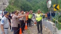 Kakorlantas Polri Irjen Polisi Istiono (kedua dari kiri) meninjau lokasi kecelakaan Bus Sriwijaya yang terkini menewaskan 35 orang di Sungai Lematang, Pagaralam, Sumatera Selatan, Selasa (24/12/2019). (Antara/Korlantas Polri)