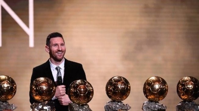 Bintang Barcelona Lionel Messi membuat rekor setelah meraih trofi Ballon d'Or untuk keenam kalinya setelah meraih Ballon d'Or 2019 di Chatelet Theatre, Paris. FRANCK FIFE / AFP