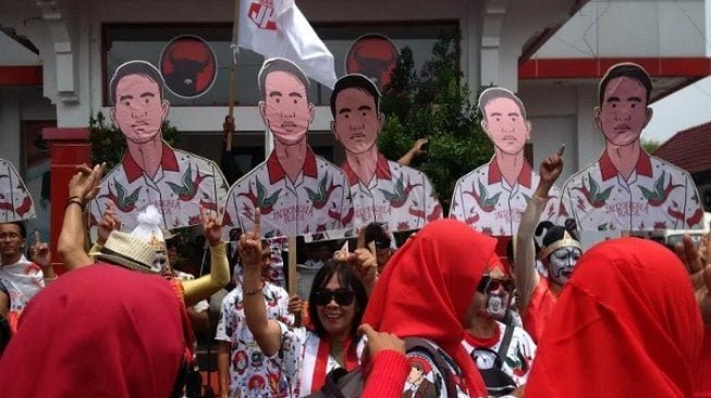 Para pendukung Gibran memadati kantor DPD PDIP Jawa Tengah, Kamis (12/12/2019). (Foto: Semarangpos.com-Imam Yuda Saputra / via Solopos.com)
