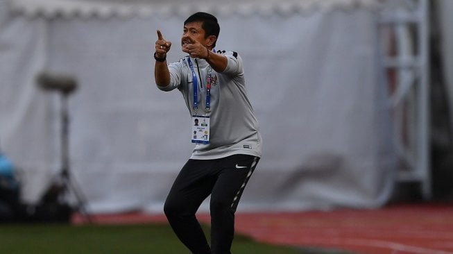 Pelatih Timnas U-22 Indonesia Indra Sjafri memberi arahan timnya. [ANTARA FOTO/Sigid Kurniawan/aww].