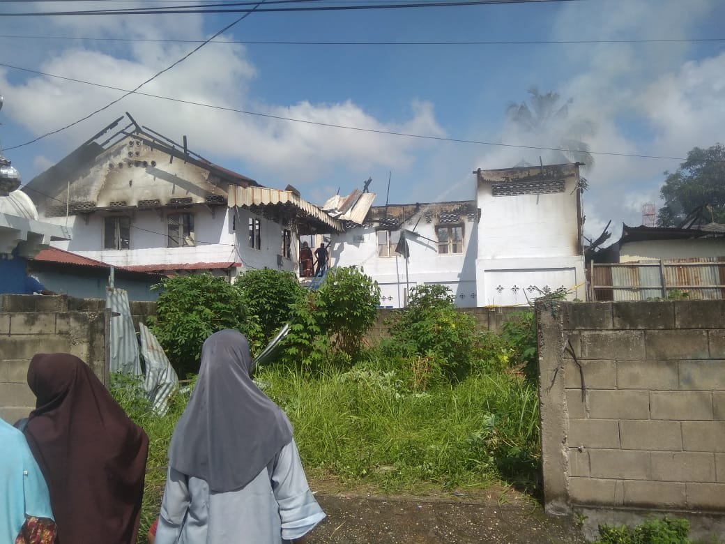 Pemadam kebakaran sedang menjinakkan api yang melalap Masjid dan Rumah di Belakang Polda Jambi. Foto: Yogi/Jambiseru.com