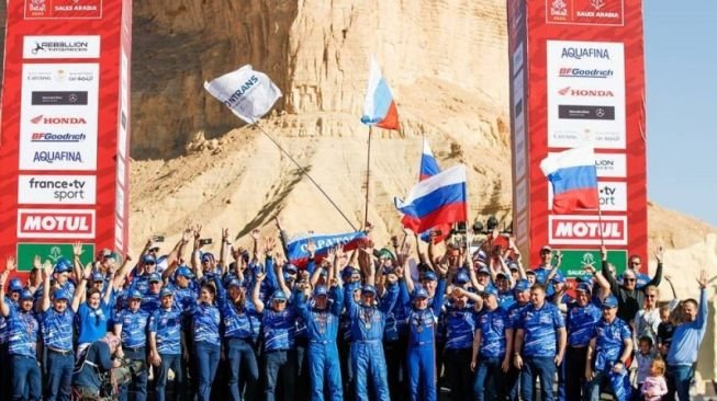 Pebalap tim Kamaz, Andrey Karginov bersama tim Kamaz keluar sebagai juara reli Dakar 2020 kategori truk setelah menyelesaikan etape 12 di Qiddiya, Arab Saudi, Jumat (17/1/2020) [ANTARA/HO/DPPI Media].