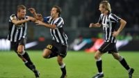 Marco Motta (kiri) saat masih memperkuat Juventus. [AFP]