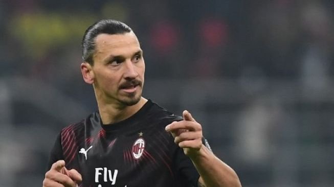 Pemain AC Milan Zlatan Ibrahimovic rayakan golnya ke gawang Cagliari, Sabtu (11/1/2020). [AFP]