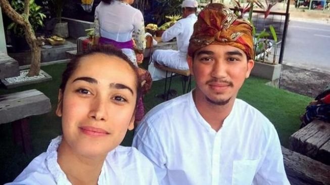Alexandra Gottardo bersama mantan suami, Arief Utama Waworuntu. [Instagram]
