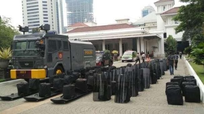 Ilustrasi penjagaan polisi di depan Balai Kota DKI Jakarta. [Suara.com/ Dwi Bowo Raharjo]