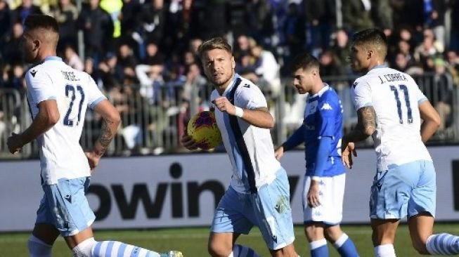 Striker Lazio Ciro Immobile merayakan golnya ke gawang Brescia dalam lanjutan Liga Italia di Mario-Rigamonti stadium. MIGUEL MEDINA / AFP