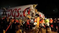 Petugas mengevakuasi penumpang pesawat Boeing 737-86J milik Pegasus Airlines yang mengalami kecelakaan di Bandara Internasional Sabiha Gokcen, Istanbul, Turki, Rabu (5/2/2020). Pesawat berpenumpang 177 orang tersebut tergelincir saat akan mendarat mengakibatkan badan pesawat terbelah menjadi tiga. ANTARA FOTO/REUTERS/Kemal Aslan/pras.