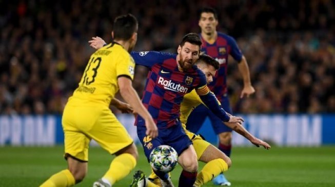 Pemain Barcelona Lionel Messi melewati sejumlah pemain Borussia Dortmund dalam pertandingan matchday kelima Grup F Liga Champions yang digelar di Camp Nou, Kamis (28/11/2019). [AFP]