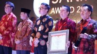 Ir. Syahirsah Sy usai terima penghargaan SAKIP terbaik Se-Provinsi Jambi. Foto: Rizki/Jambiseru.com