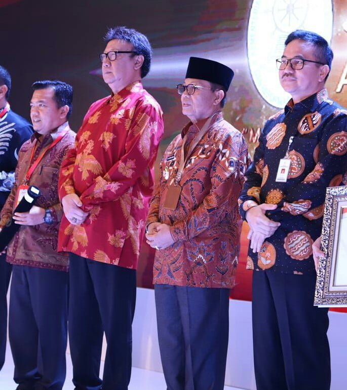 Bupati merangin, Al Haris saat terima Penghargaan SAKIP Award 2019 Dari Menpan RB. Foto: Jambiseru.com