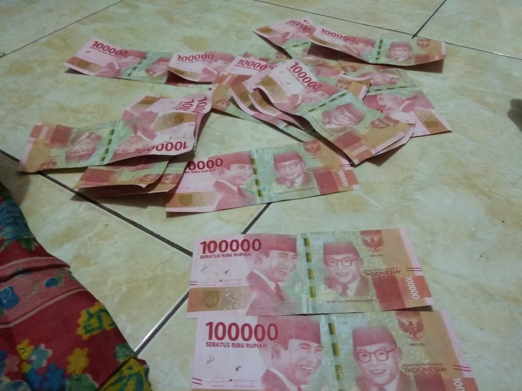Barang bukti uang palsu yang digunakan untuk transaksi jual beli. Foto: Yogi/Jambiseru.com