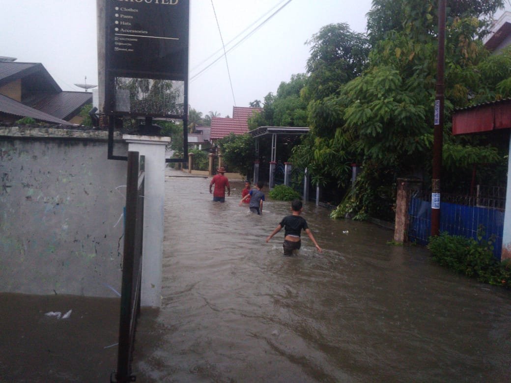 Banjir yang menggenangi salah satu wilayah mayang kota jambi. Foto: Yogi/Jambiseru.com