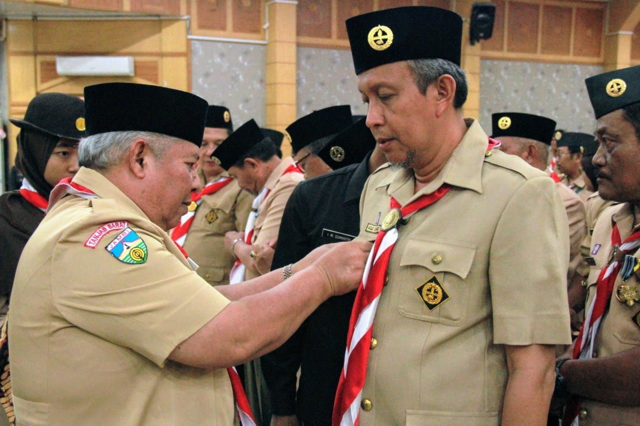 Bupati Tanjab Barat Kukuhkan Ketua Kwarcab Periode 2019 - 2024. (Ist)