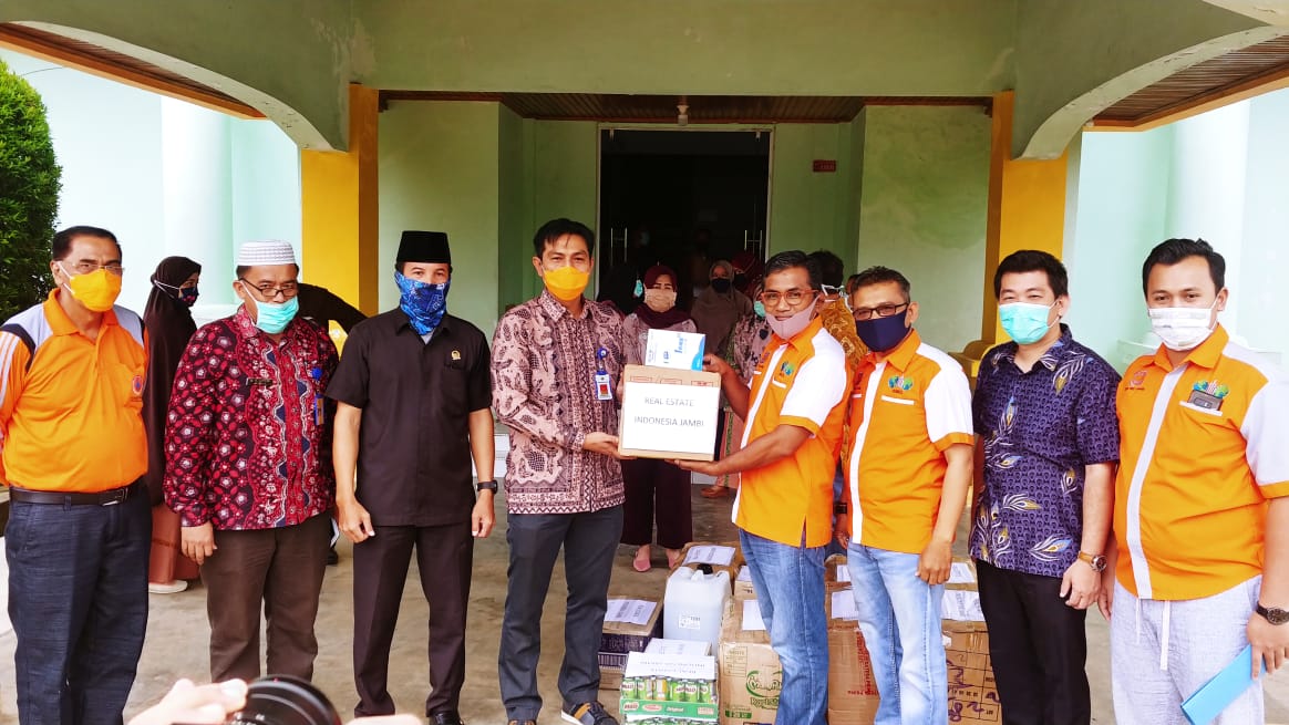 Persatuan perusahaan Real Estate DPD REI memberikan bantuan alat pelindung diri (APD) bagi sejumlah tenaga kesehatan yang ada di RSUD Ahmad Ripin Kabupaten Muaro Jambi. 