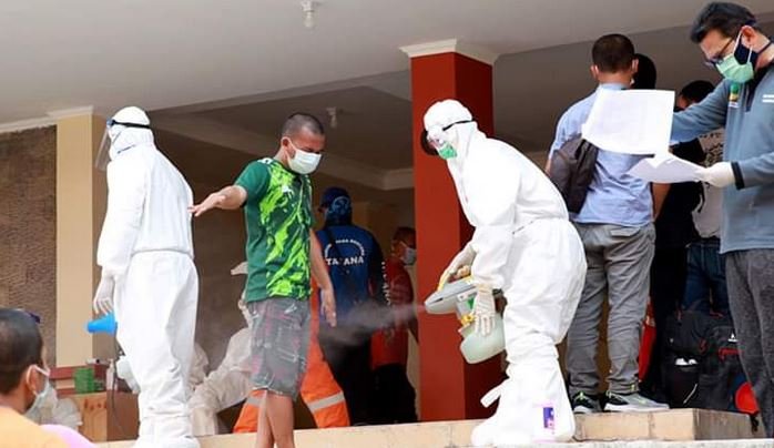 Pekerja Migran Indonesia menjalani penyemprotan disinfektan. (Ist)