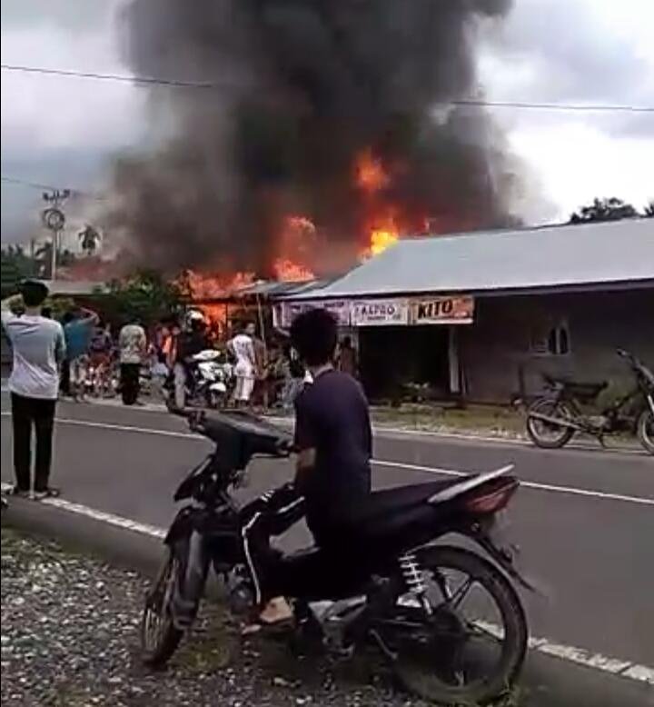 Tiga Rumah di Tanjab Barat yang terbakar. Foto: Tra/Jambiseru.com
