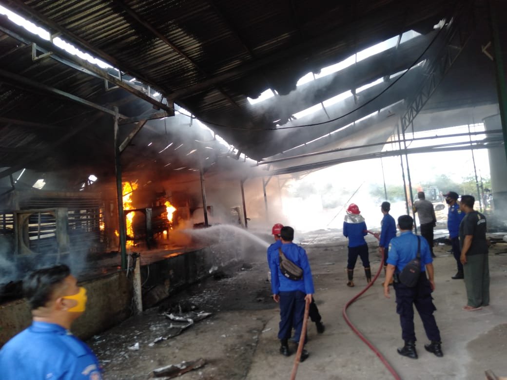 Gudang Pengolahan Triplek PT Duren Mandiri Fortuna-Muaro Jambi kebakaran. Foto: Uda/Jambiseru.com