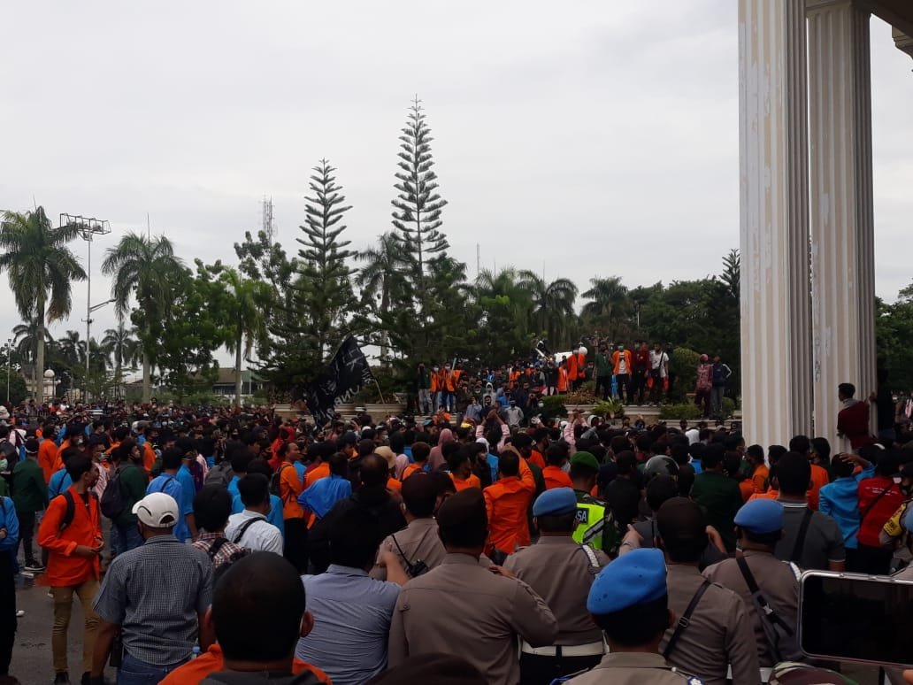Suasana demo di gedung DPRD Provinsi Jambi. Foto: Uda/Jambiseru.com