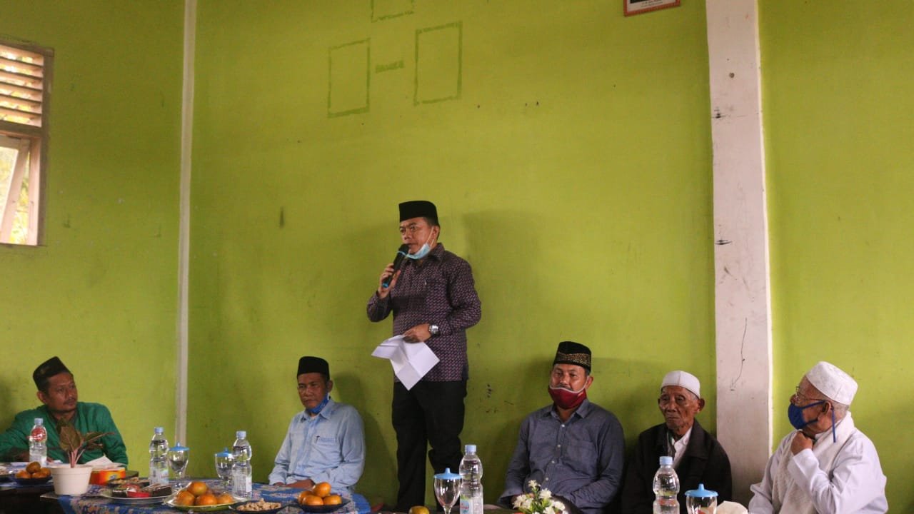 Calon gubernur Jambi, Al Haris memberi kata sambutan saat Silaturahmi dengan Kyai dan Santri di Tebo. Foto: Jambiseru.com