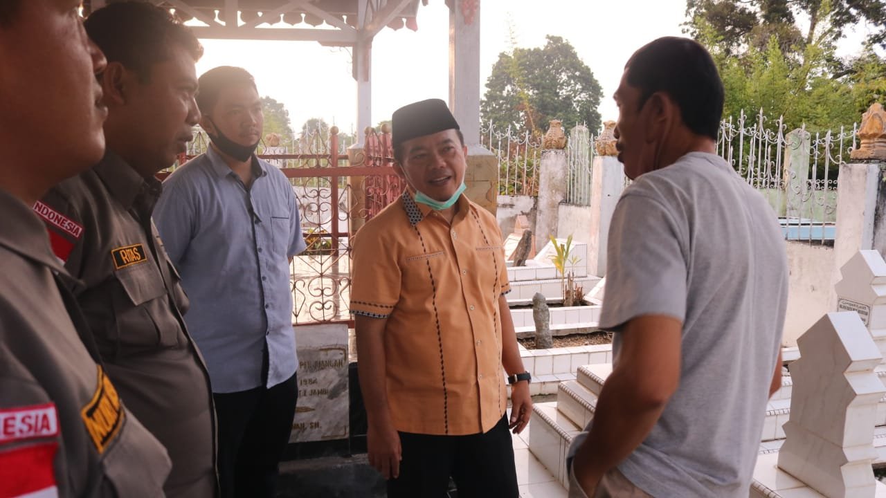 Calon gubernur Jambi, Al Haris seusai berziarah di makam raja Jambi. Foto: Jambiseru.com