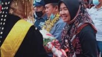 Calon gubernur Jambi, Al Haris beserta Istri disambut dengan kalungan bunga saat tiba di Kampung Negeri Jujun. Foto: Jambiseru.com