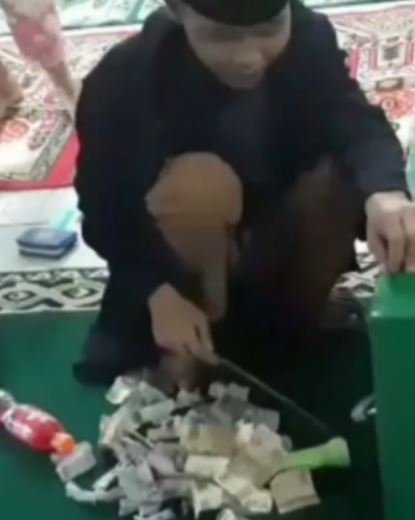 Viral maling kotak amal masjid di Palembang malah dinasihati dan diberi minum oleh warga. (Ist)