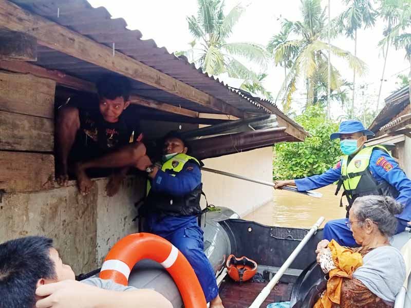 Satu Keluarga Terkepung Banjir