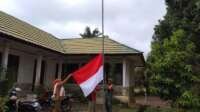 Lihat Bendera Lusuh Anggota TNI