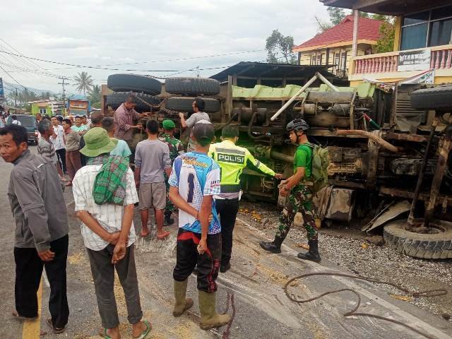 Laka maut truk tronton terbalik timpa motor di Solok-Padang, Sumbar. Foto: Rakyatsumbar.id