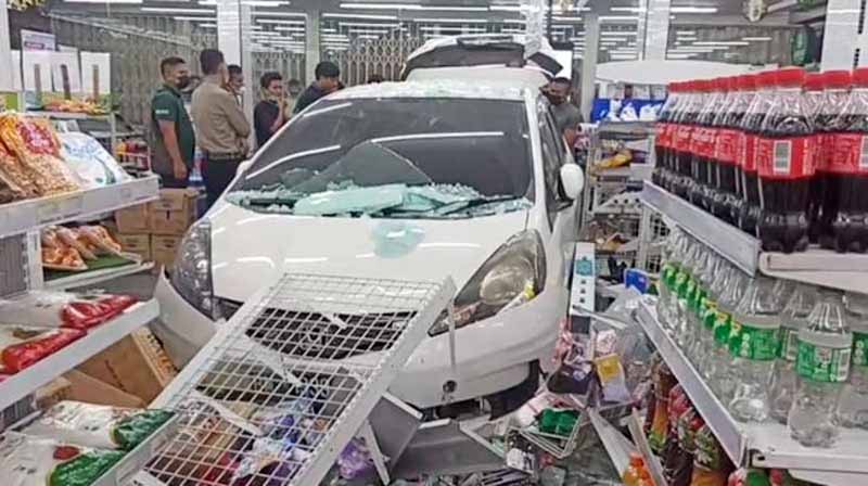 Indomaret Diseruduk Honda Jazz