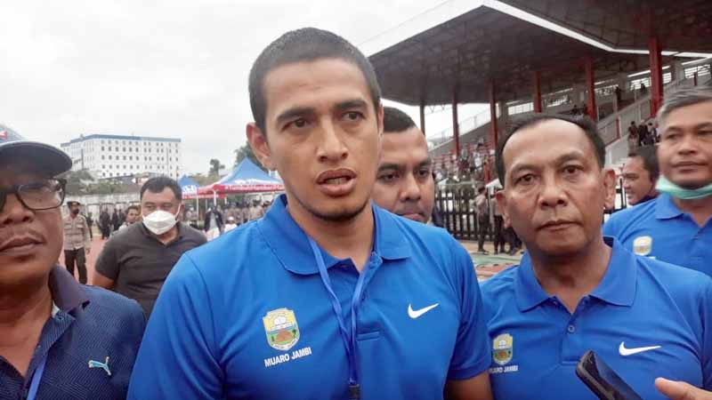 Pelatih Muaro Jambi Hengki Ardiles