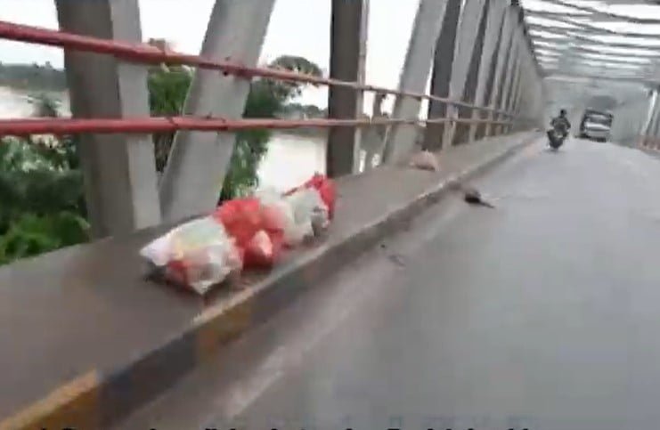 Sampah Berserakan di Jembatan Aur Duri 1 Jambi