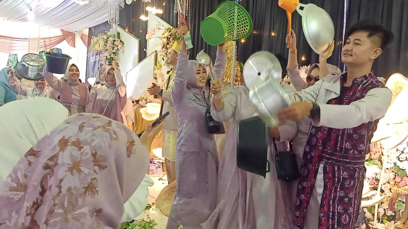 Saat Kru Biru Doni Lepas Masa Lajang