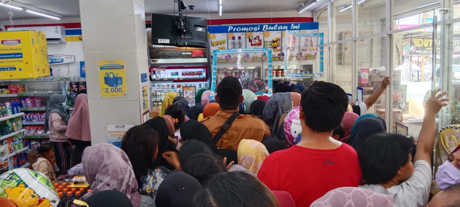 Emak-emak di Bangko Rela Berdesakan di Indomaret Demi Minyak Goreng Emak-emak di Bangko Rela Berdesakan di Indomaret Demi Minyak Goreng