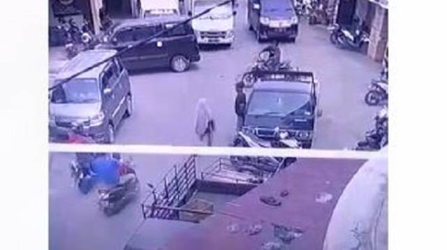 Ini Video CCTV Aksi Pencuri Congkel Mobil di Merangin