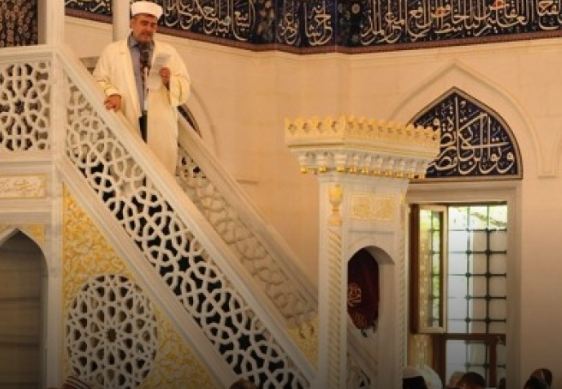 Khutbah Jumat: Larangan Mencaci Agama Lain