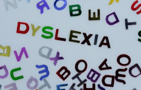 Pengobatan Disleksia Dewasa: Menggunakan Warna