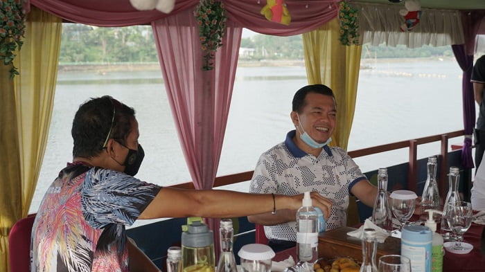 Usai Jogging Sandiaga Uno Bersama Al Haris Sarapan di Atas Danau Sipin