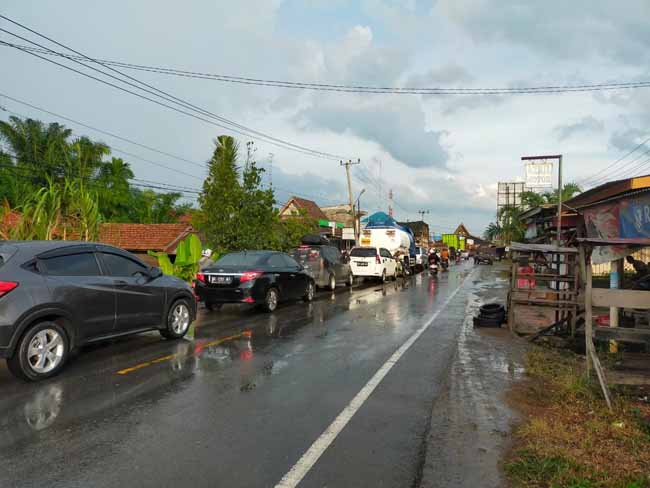 Mobil Mogok di Tengah Jembatan Aur Duri Mobil Mogok di Tengah Jembatan Aur Duri