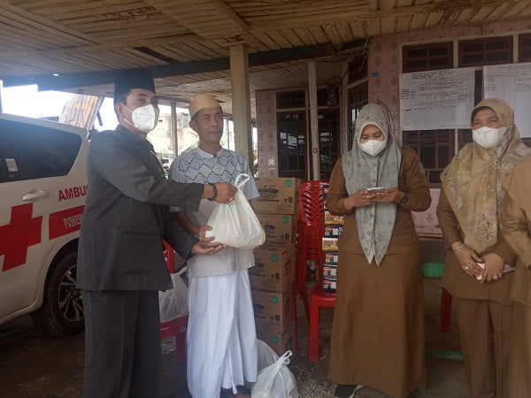 Plt Kadinkes Tanjabbar Salurkan Bantuan ke Korban Kebakaran