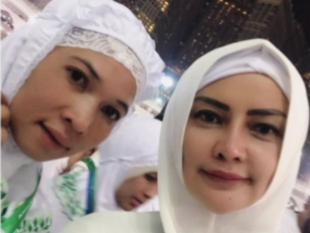 Tante Sisca Mellyana berhijab.