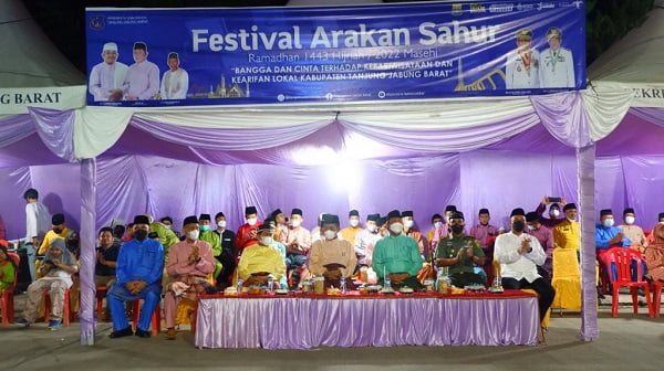 Wakil Bupati Tanjab Barat Dampingi Wagub Buka Festival Arakan Sahur Wakil Bupati Tanjab Barat Dampingi Wagub Buka Festival Arakan Sahur