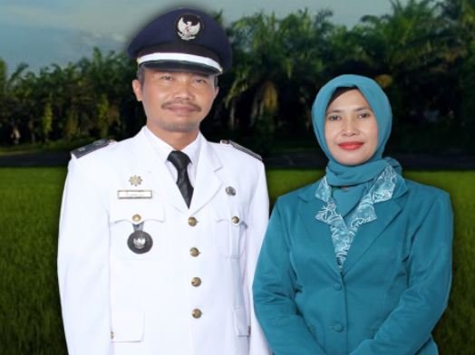 Kepala Desa Bungo Antoi Kabupaten Merangin Sumadi beserta istri