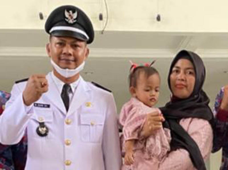 Kepala Desa Markanding Kecamatan Bahar Utara Kabupaten Muaro Jambi Provinsi Jambi, M Adam beserta istri dan anak tercinta.